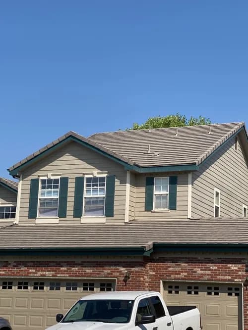 303 Roofer - Photo 2