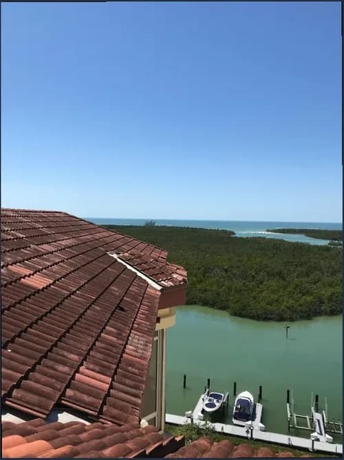 Houston Family Roof Architecture - Photo 4