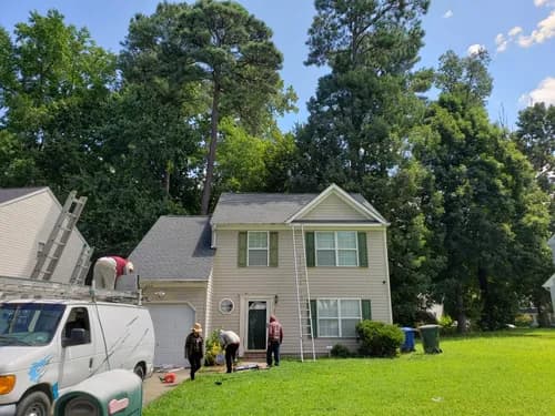 Robert's Roofing & Home Imprvm - Photo 3