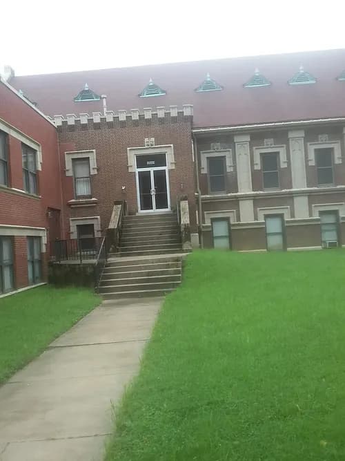 St. Louis Top Roofers & Constructors - Photo 5